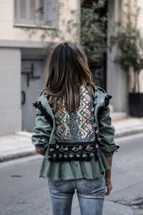 Veste en jean au dos brodé à volants