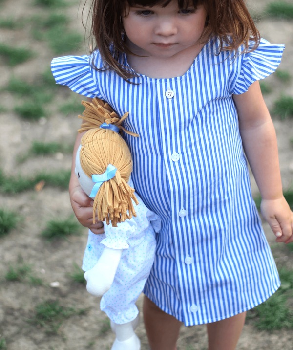 Robe de petite fille créée à partir d’une chemise d’homme