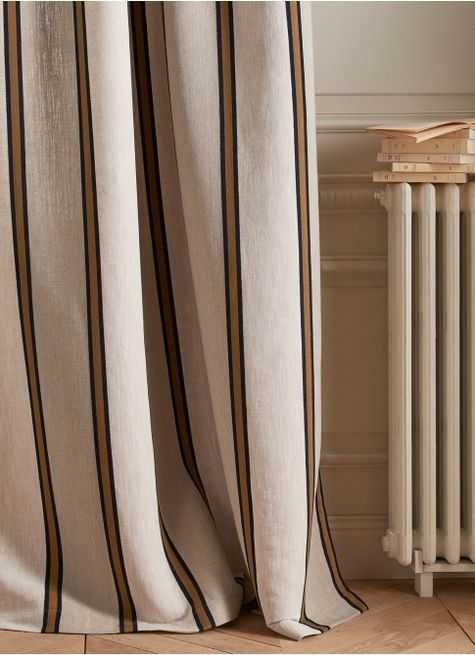 TILLI craftsmen create your made-to-measure curtains