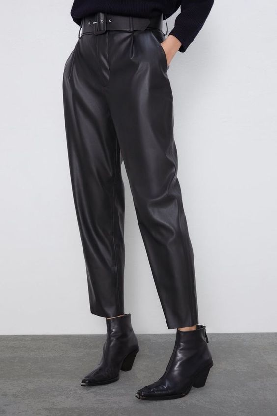 Pantalon en cuir noir large arrivant au dessus des chevilles