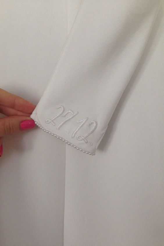 TILLI embroidery craftsmen personalize your wedding outfit.