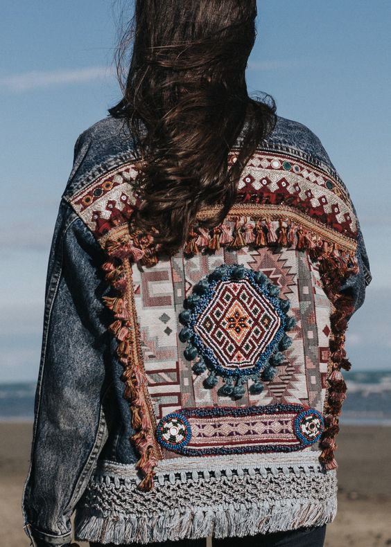 Veste bohème en denim avec empiècements brodés