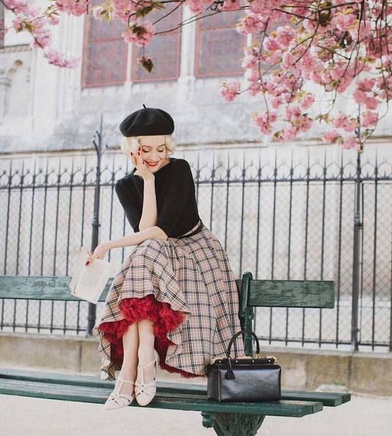 Robe longue à carreaux doublée d’un voile froufrou rouge