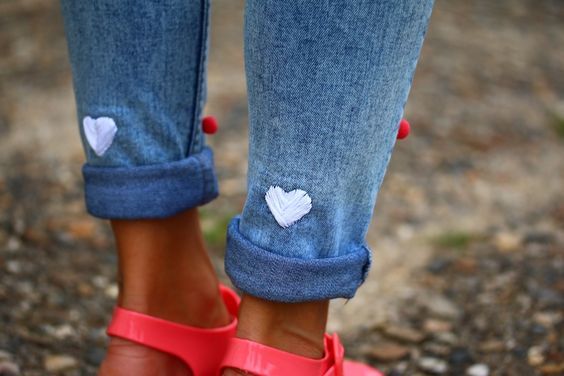 Jean brodé de 2 coeurs blancs sur le bas des jambes