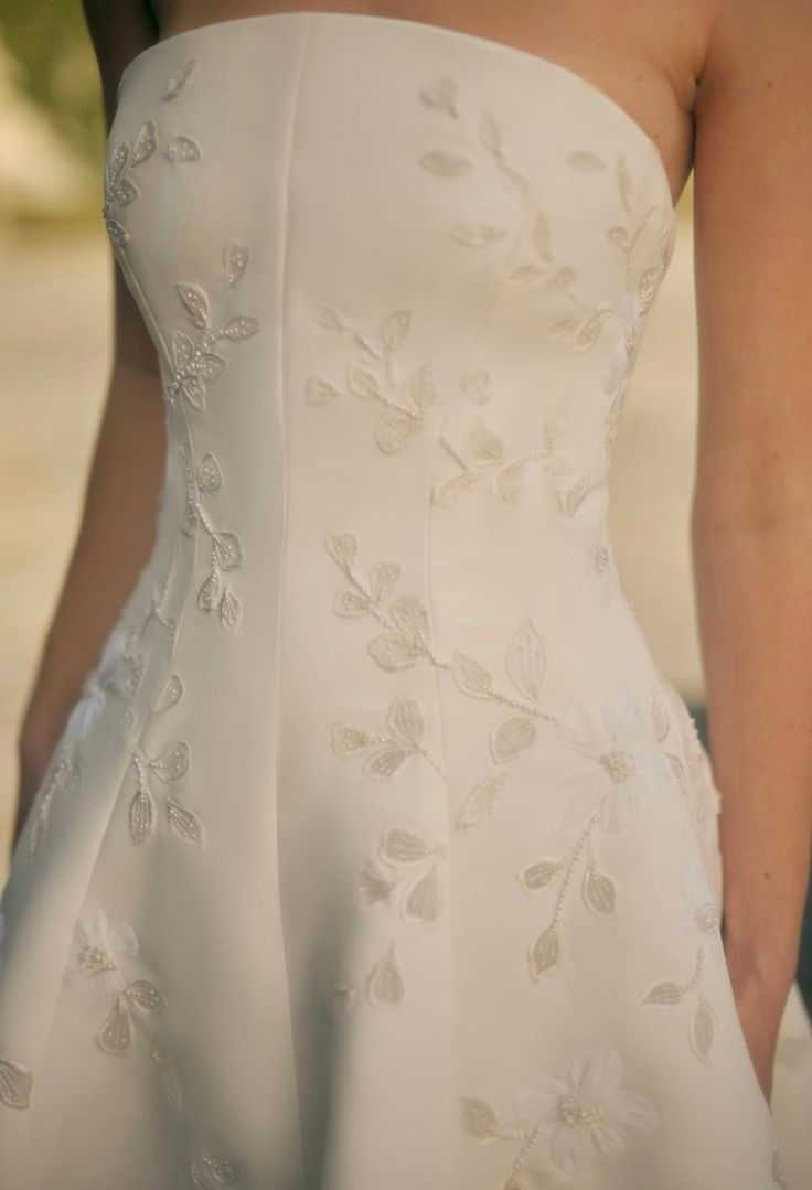 TILLI embroidery craftsmen personalize your wedding dress.