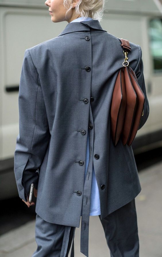 Tailleur avec boutonnière dans le dos