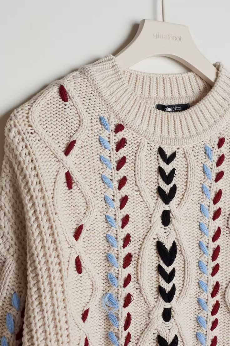 Our embroidery craftsmen personalize your knitted sweaters by inserting colored threads, as you wish!