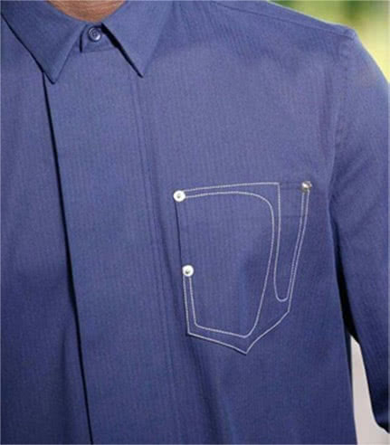 Poche ajoutée sur une chemise bleue