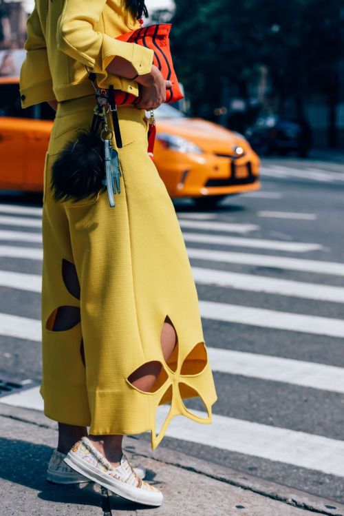 Pantalon jaune customisé avec des broderies anglaises de grosses fleurs