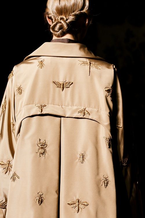 Papillons brodés sur un trench-coat