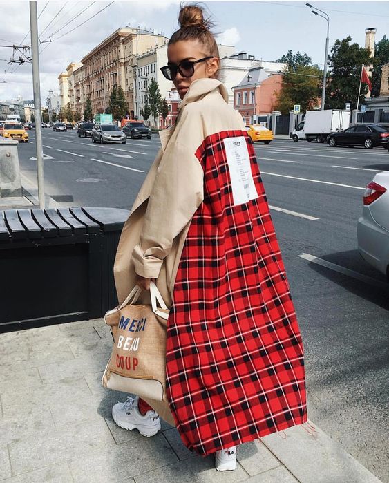 Trench upcyclé grâce à un tissu carcan à carreaux rouge