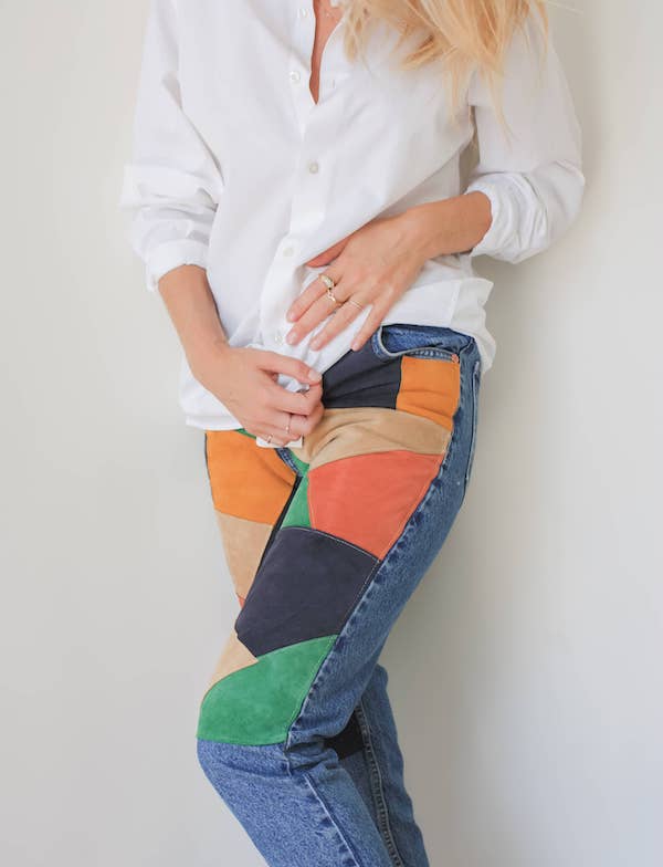 Jean upcyclé grâce à un patchwork de cuirs multicolor