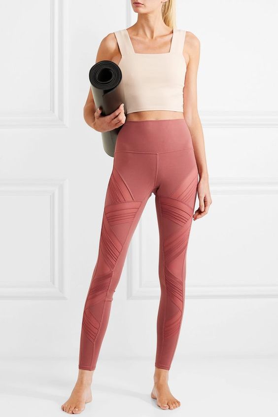 Tenue de yoga composée d’un legging et d’un crop top