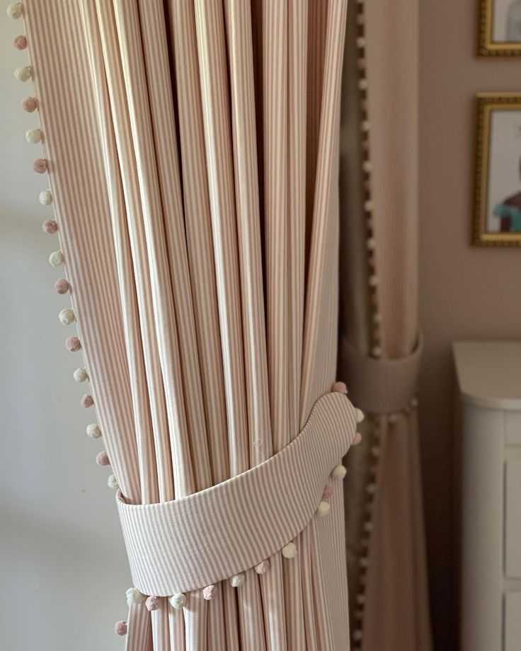 TILLI craftsmen customize your curtains with pompons