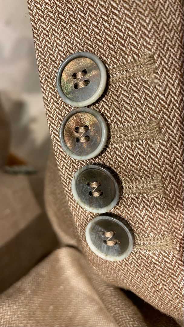 TILLI seamstresses personalize your suit by modifying the buttons.