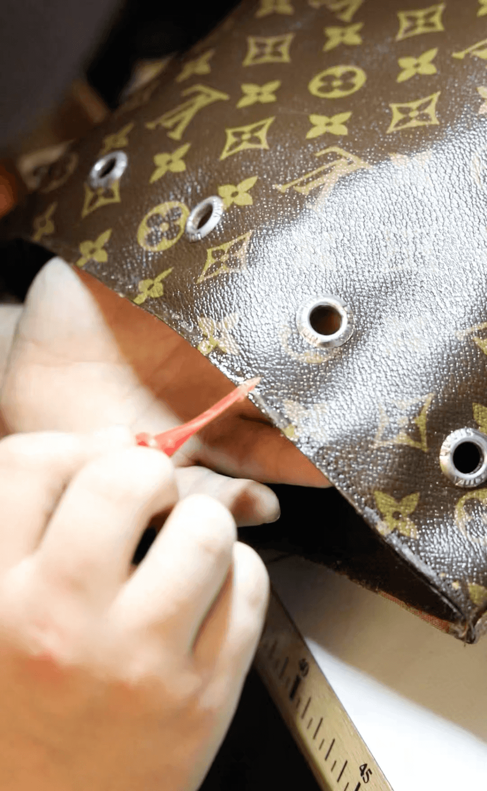 TILLI leather craftsmen repair your Louis Vuitton bag.