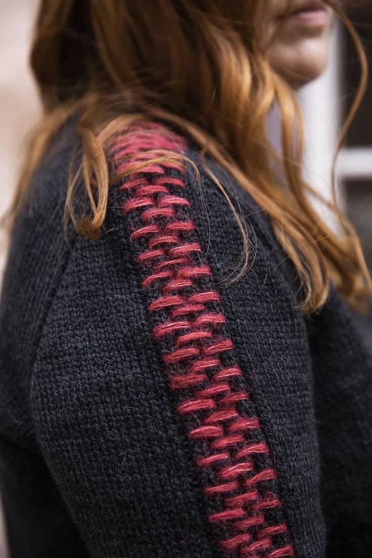 Our embroidery craftsmen personalize your knitted sweaters by inserting colored threads, as you wish!