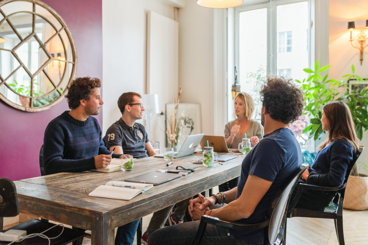 L'équipe Tilli autour d'un table